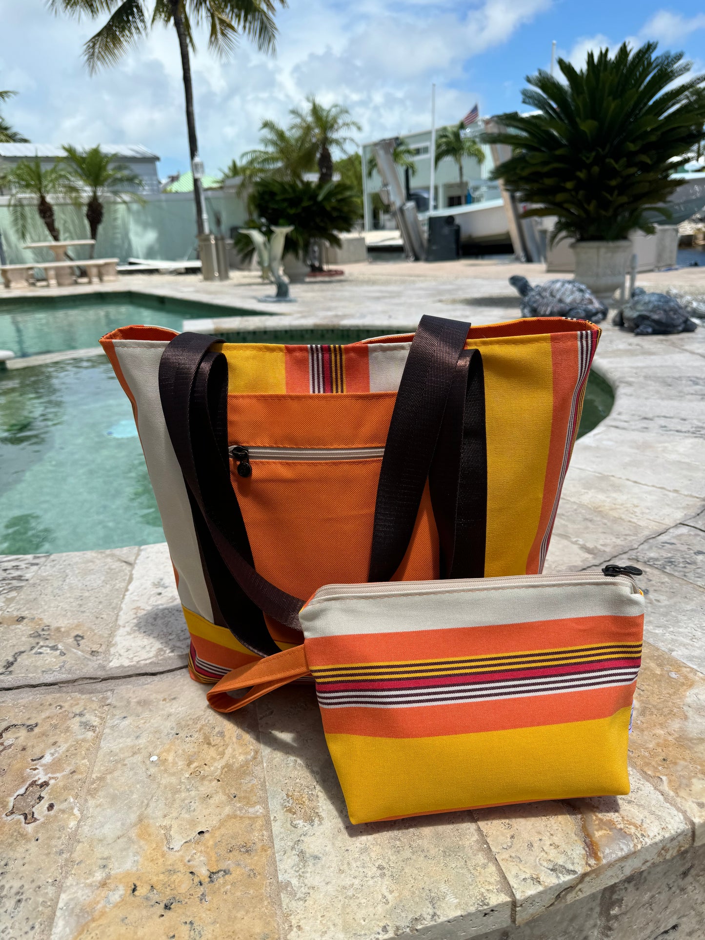 Set Tote and Clutch (Bright sun) / Set Bolso -Clutch  playero (Sol Radiante)