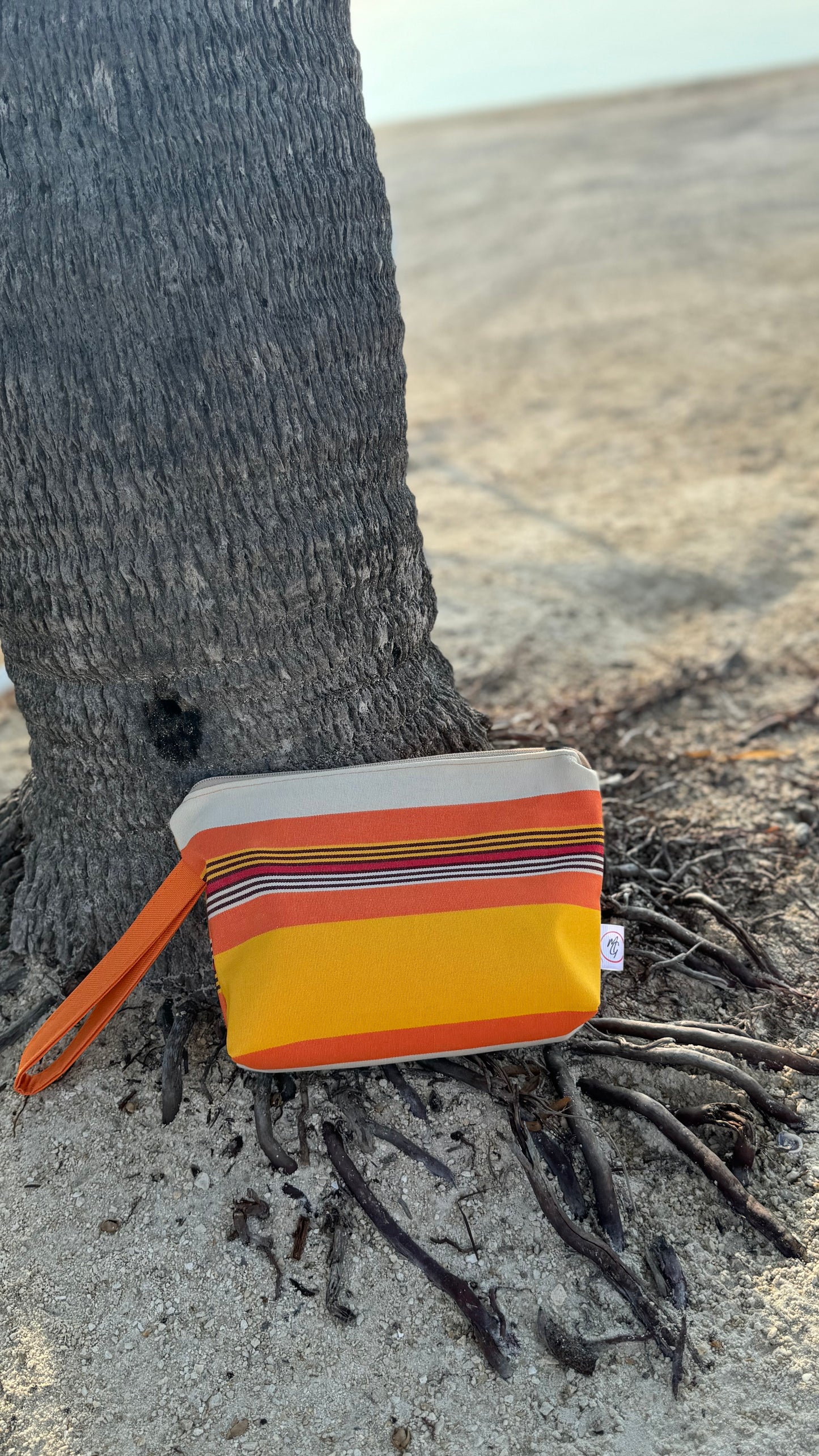 Set Tote and Clutch (Bright sun) / Set Bolso -Clutch  playero (Sol Radiante)